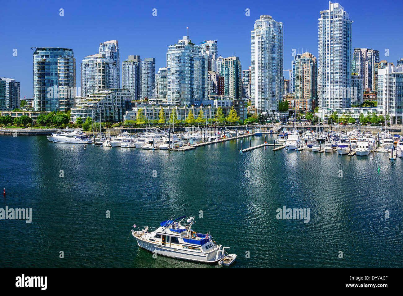 Vista su Yaletown dal ponte Cambie nel centro cittadino di Vancouver. Foto Stock