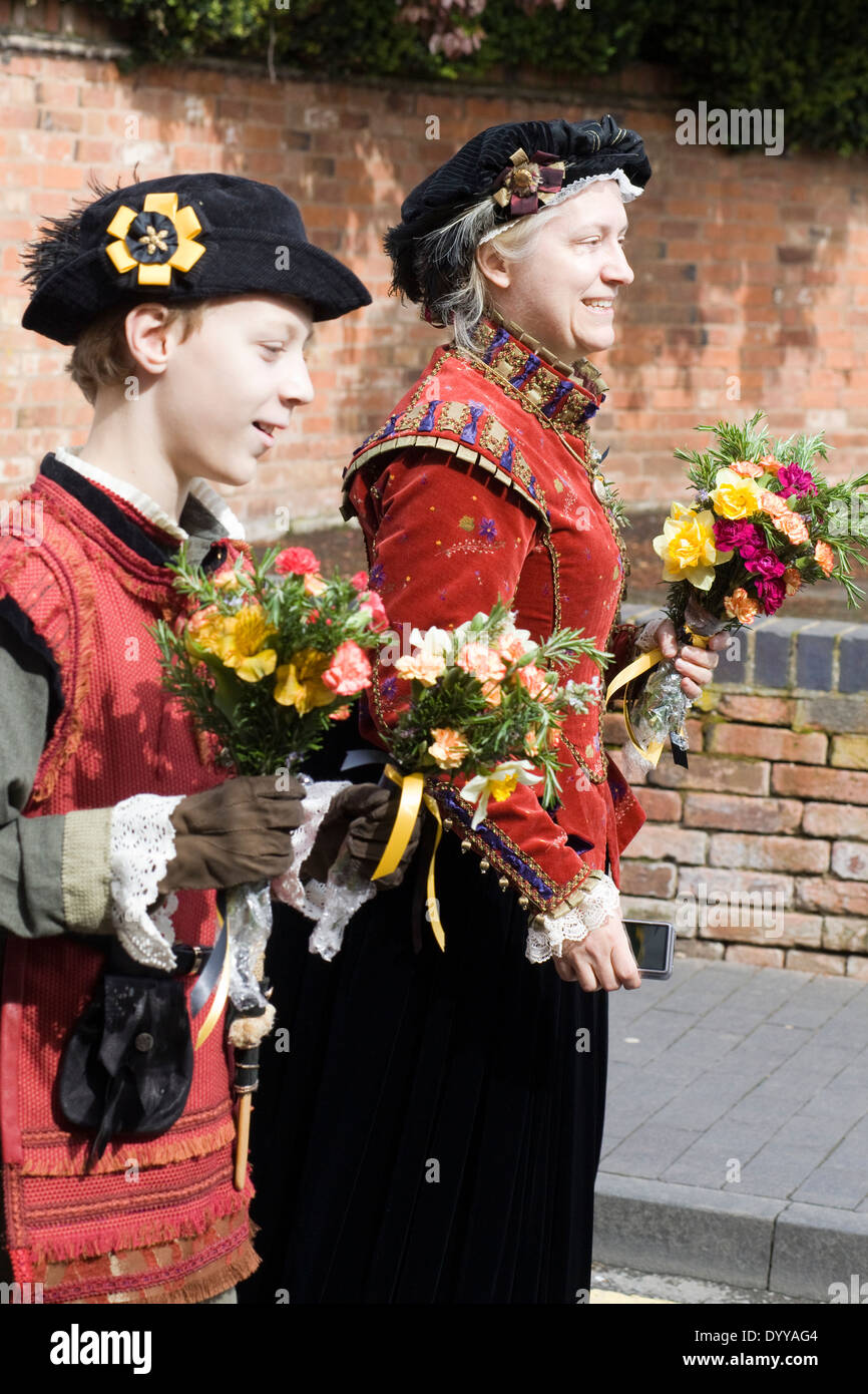 Due persone vestite con abiti shakespeariano per la sfilata di un corteo in Stratford upon Avon Inghilterra Foto Stock