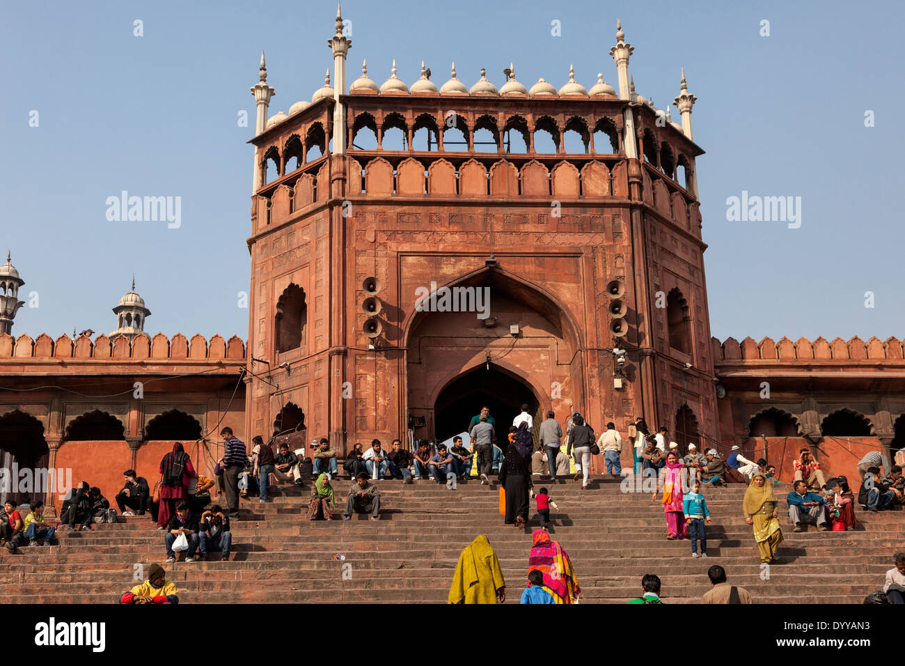 New Delhi, India. Ingresso alla Jama Masjid (Moschea del Venerdì), India del più grande moschea, costruito 1644-1656. Foto Stock