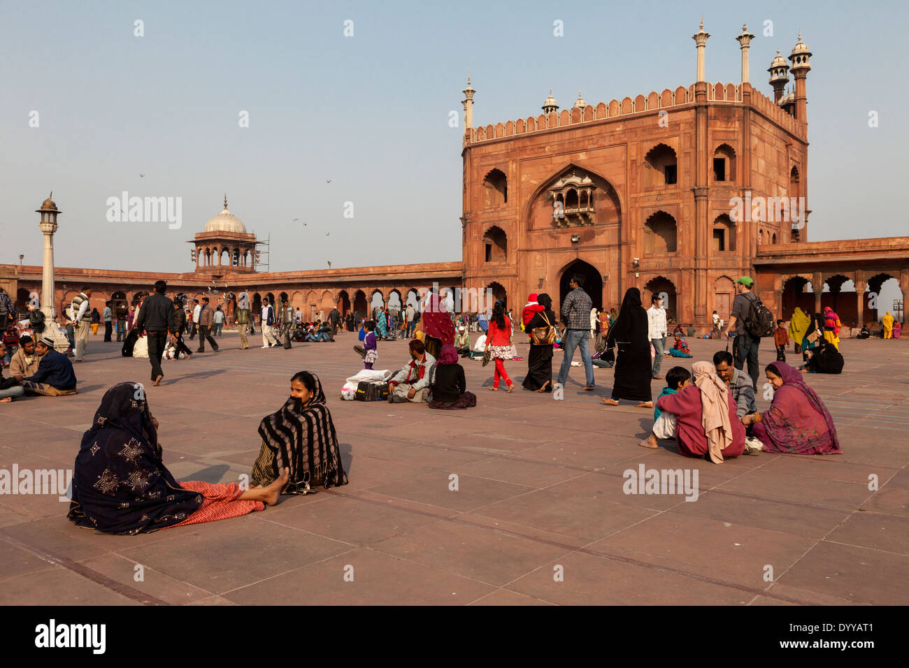 New Delhi, India. Il cortile della Jama Masjid (Moschea del Venerdì), India del più grande moschea, costruito 1644-1656. Foto Stock