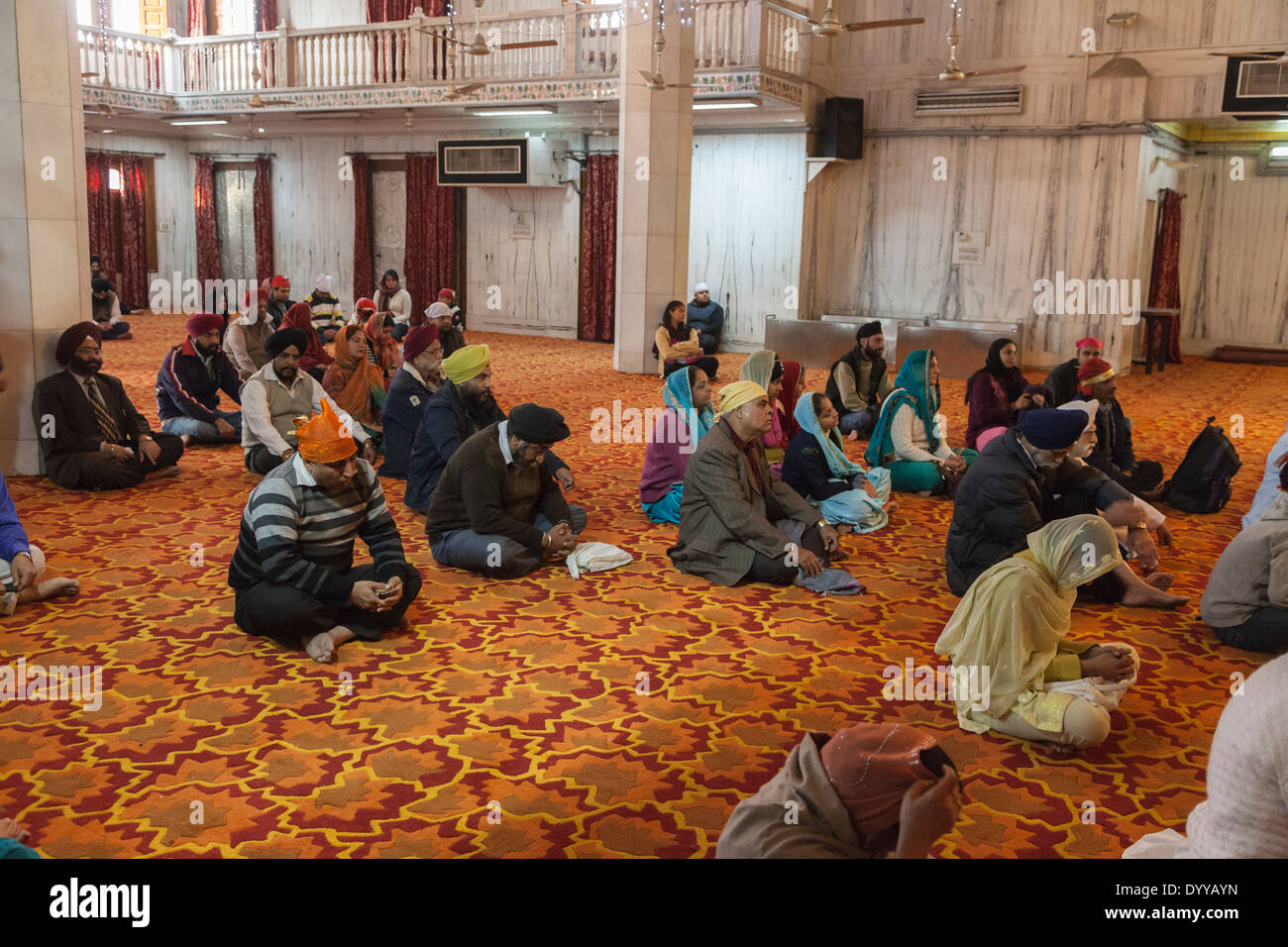 New Delhi, India. Adoratori all'interno di un tempio sikh (Bangla Sahib Gurudwara) in attesa di un servizio di preghiera per iniziare. Foto Stock