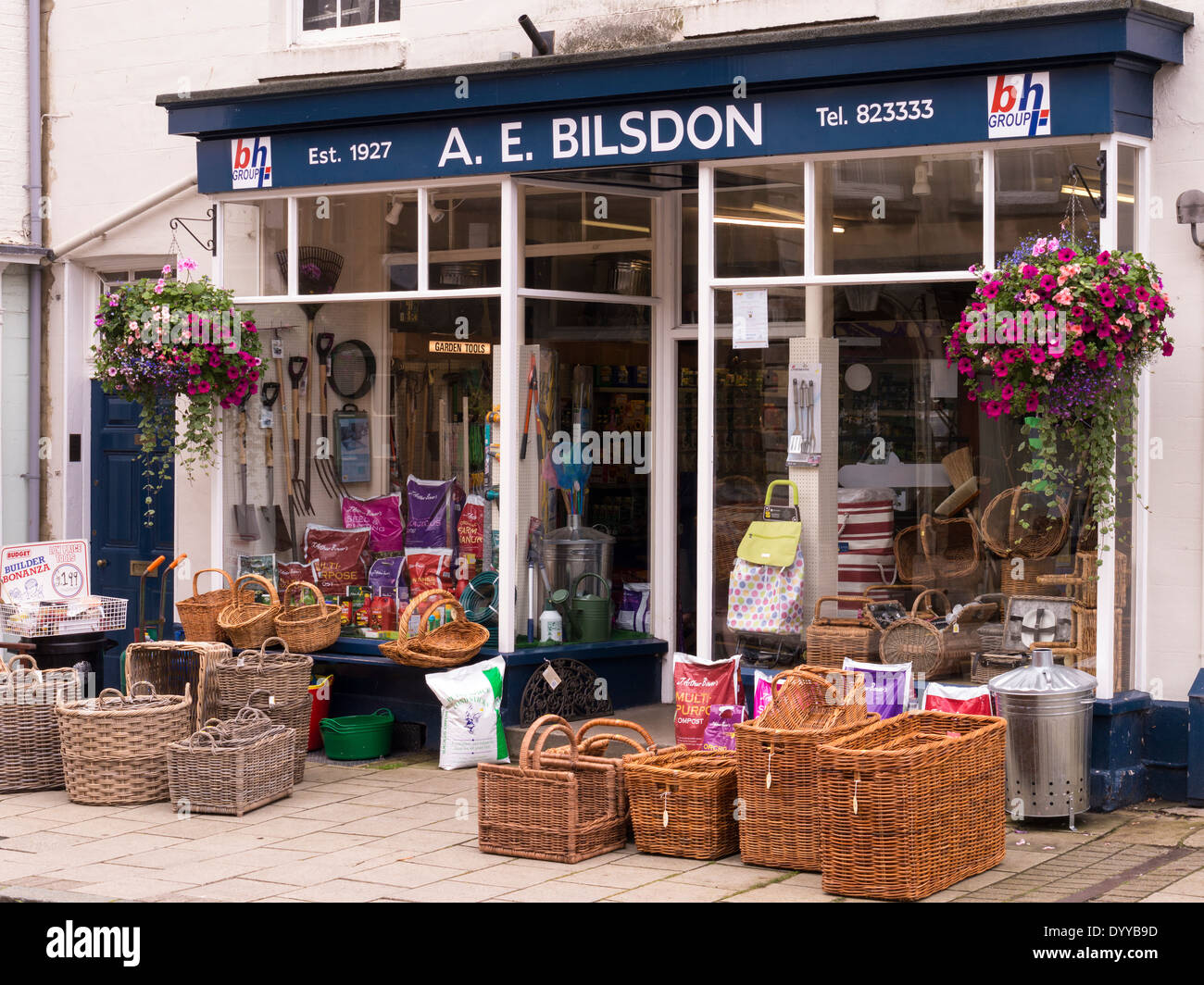 Ferramenta, hardware shop e general store, High Street East, a Uppingham, Rutland, England, Regno Unito Foto Stock