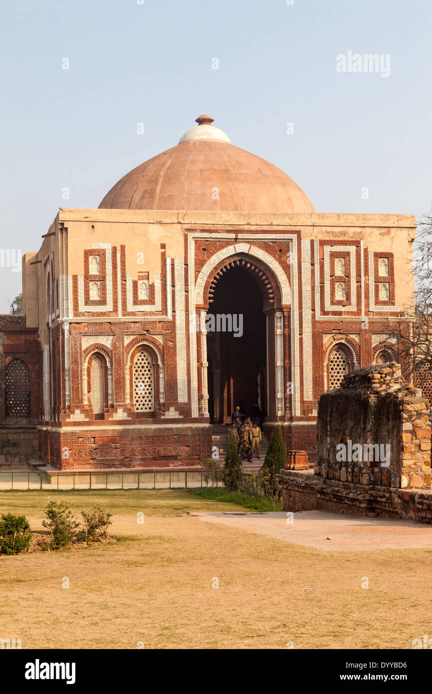 New Delhi, India. Alai Darwaza, ingresso al Quwwat Moschea Ul-Islam (ora un rudere), prima moschea costruita a Delhi in epoca islamica, Qutb complesso. Foto Stock