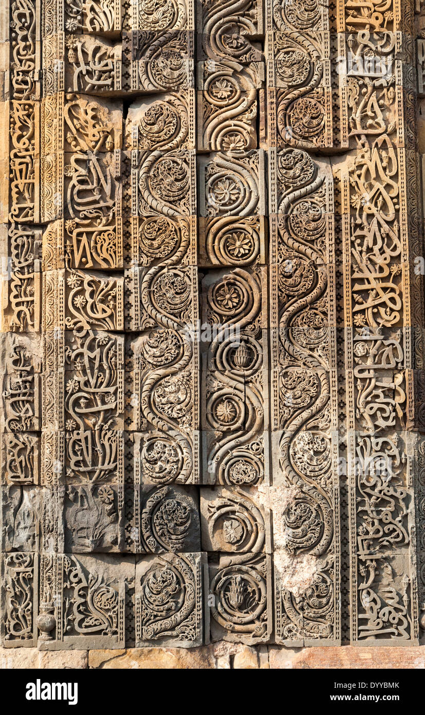 New Delhi, India. Decorativi in pietra Carving con la calligrafia Araba e motivi floreali, Qutb Minar complesso. Foto Stock