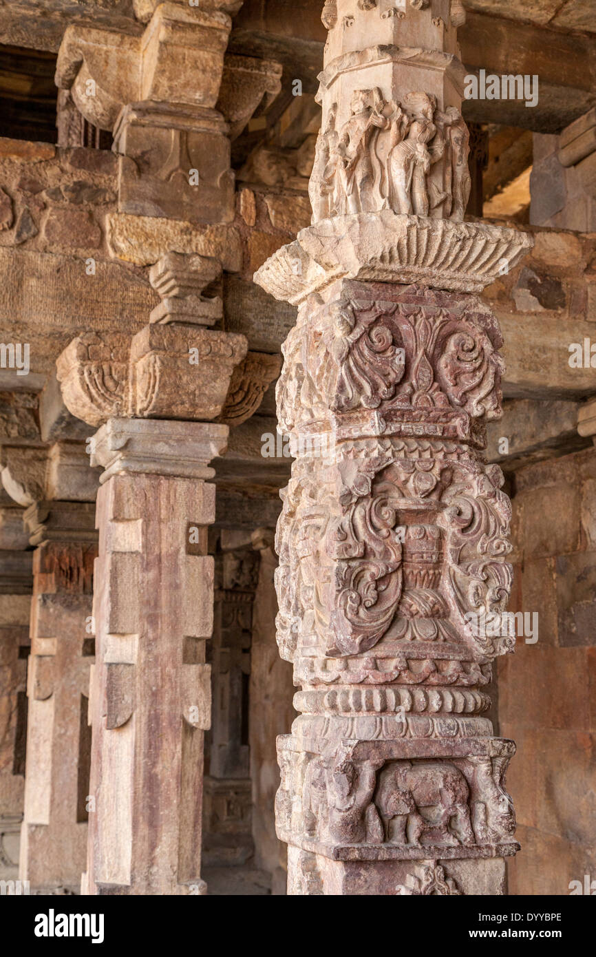 New Delhi, India. Figure indù. Top colonne incorporata nell'Quwwat Ul-Islam, prima moschea costruita in India. Foto Stock