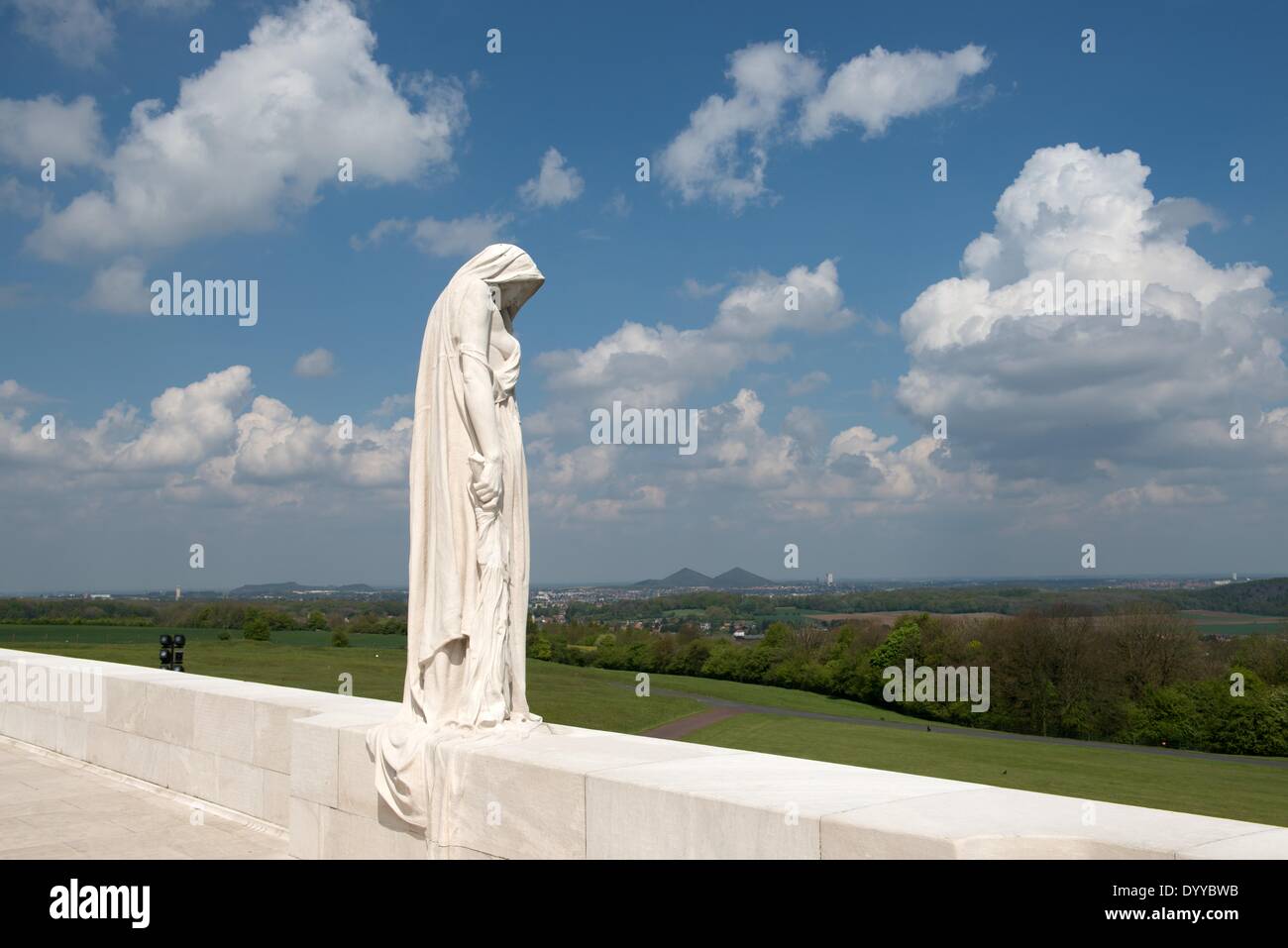 Vista del Canadian National Vimy Memorial in Francia, il 22 aprile 2014. Il sito è dedicato alla memoria del canadese forza expeditionary membri uccisi durante la Prima Guerra Mondiale. Foto: Uwe Zucchi/dpa Foto Stock