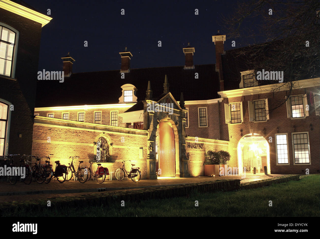 Martinikerhof, nel vecchio centro medievale di Groningen nei Paesi Bassi con il Prinsenhof Hotel di notte Foto Stock