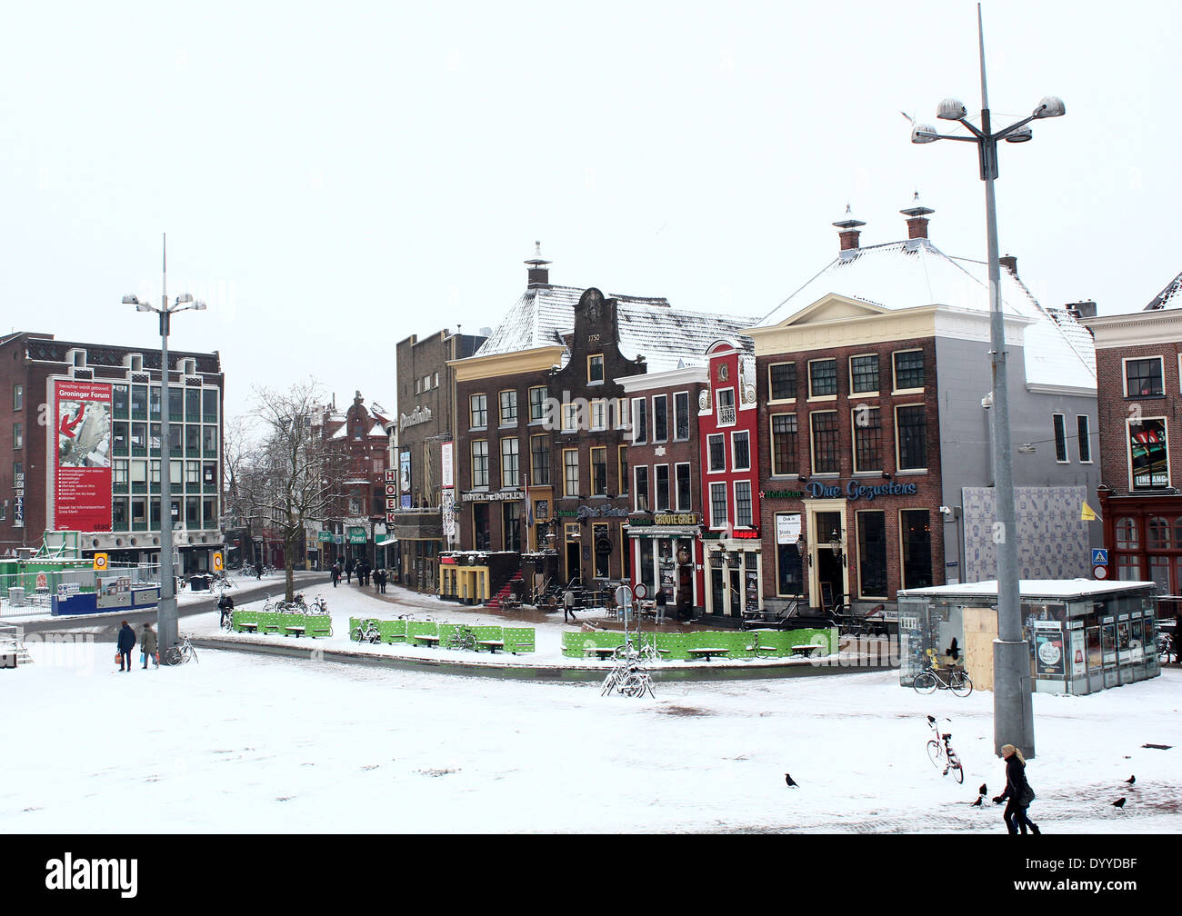 Sul lato meridionale della piazza centrale (Grote Markt) in Groningen nei Paesi Bassi in inverno Foto Stock
