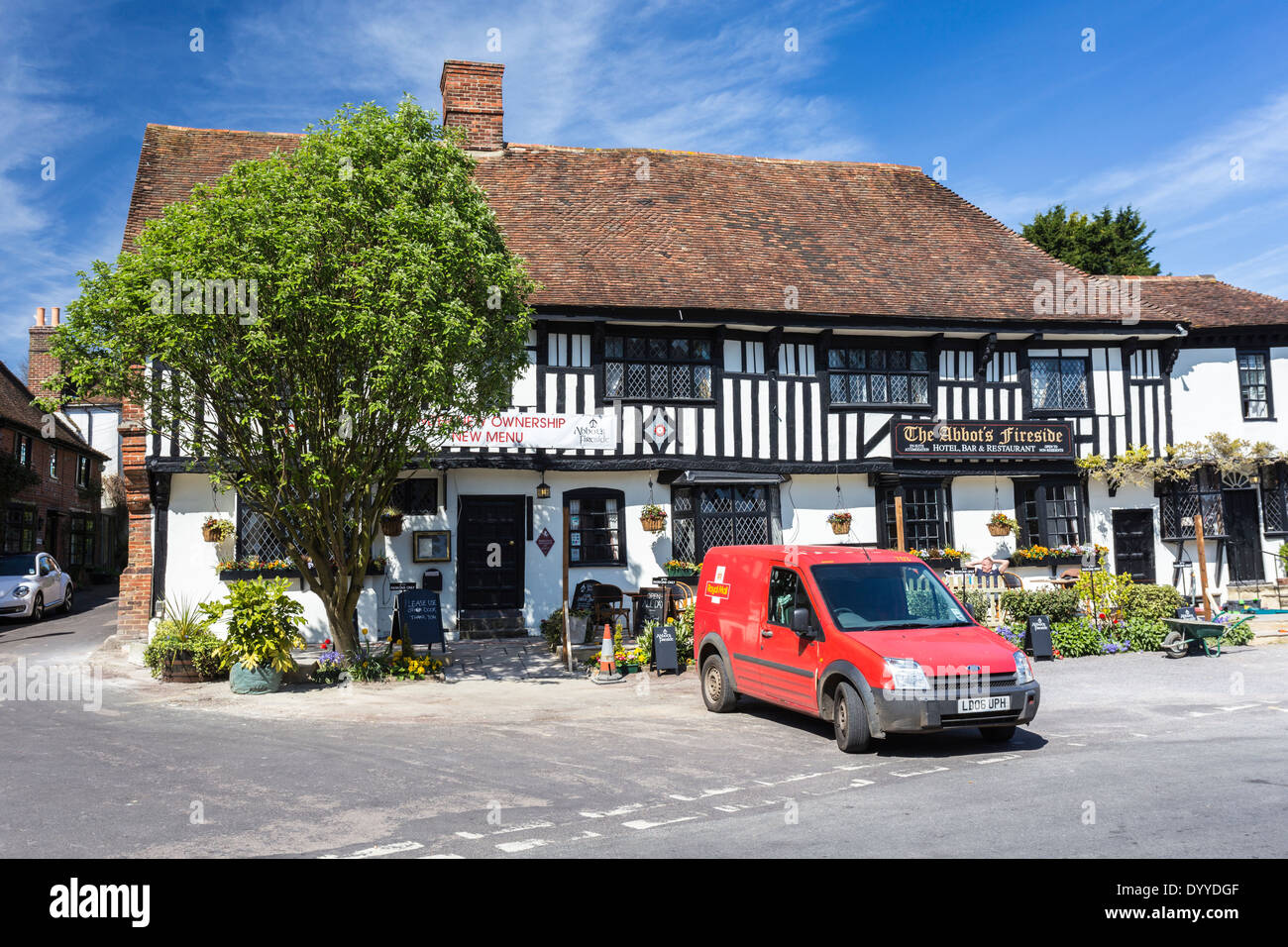 Post Office Van al di fuori del Abbots Fireside Hotel nel grazioso villaggio di Elham Kent Foto Stock