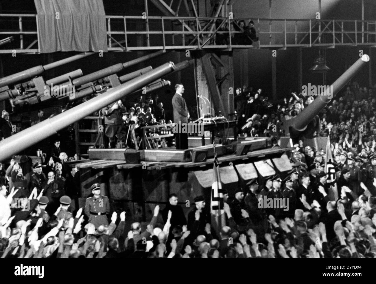 Adolf Hitler parla di un armamento di Berlino fabbrica, 1942 Foto Stock