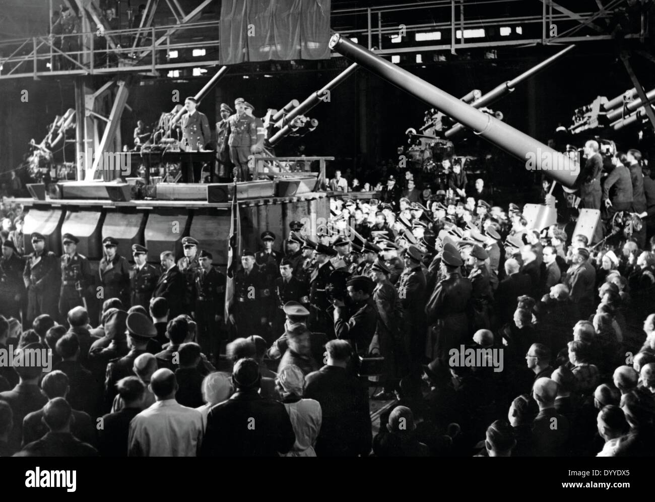 Adolf Hitler parla di un armamento di Berlino fabbrica, 1942 Foto Stock