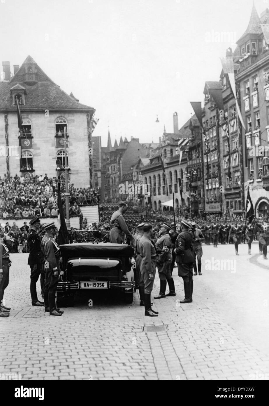 Adolf Hitler assiste una SA parade sul partito NSDAP rally 1937 Foto Stock