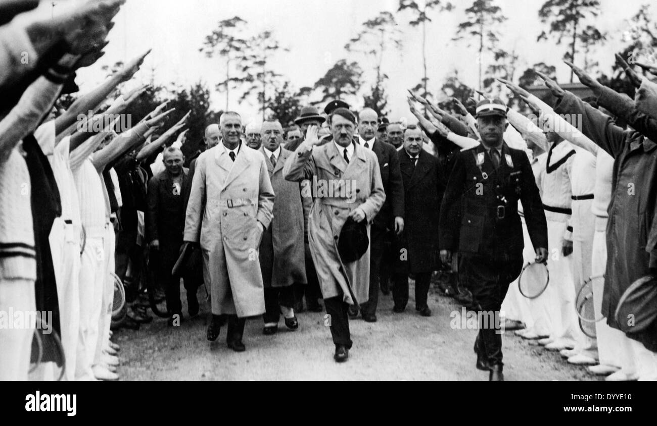 Adolf Hitler saluta atleti tedeschi, 1936 Foto Stock