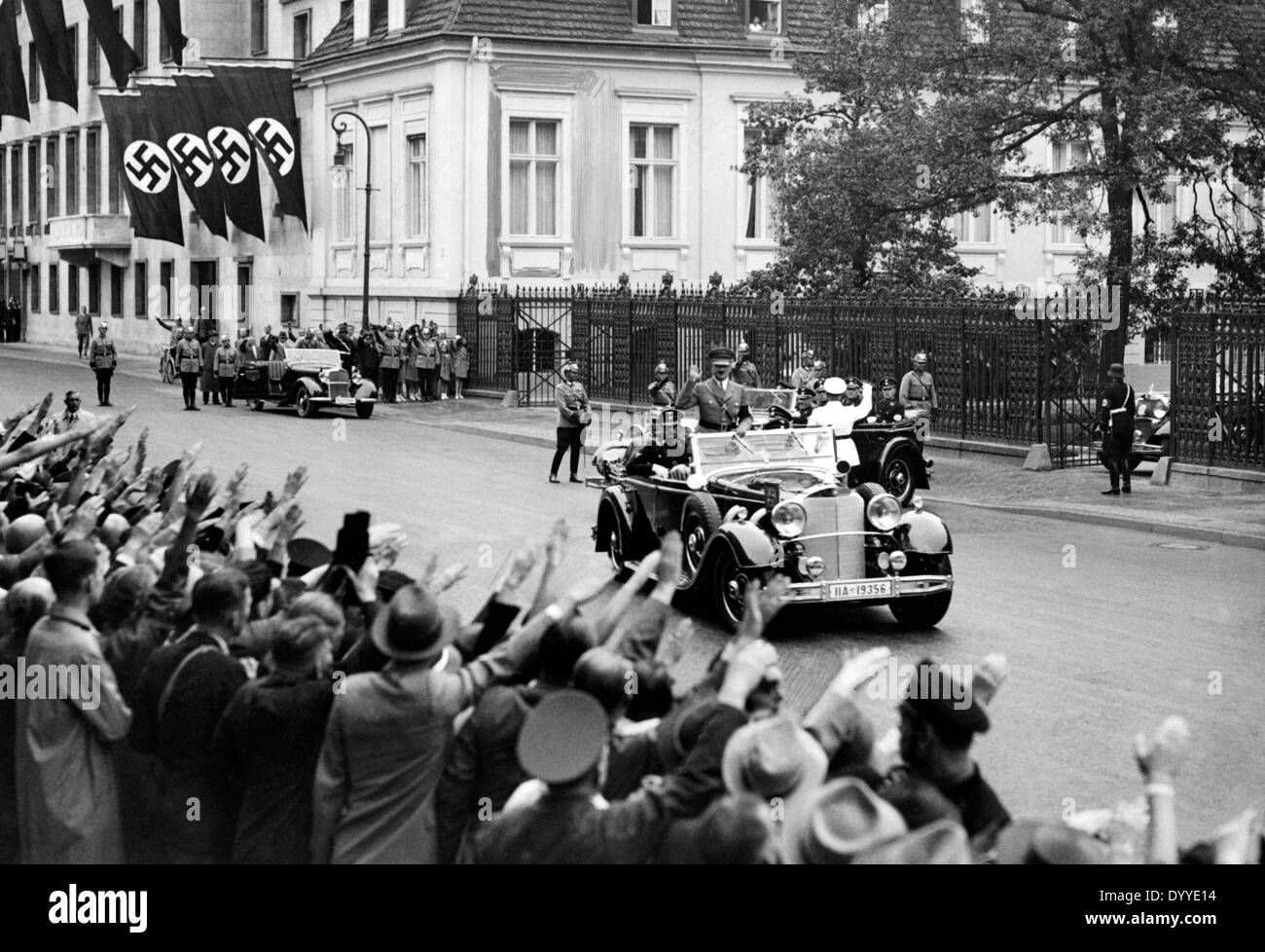 Adolf Hitler sulla strada per la cerimonia di apertura dei Giochi Olimpici, 1936 Foto Stock