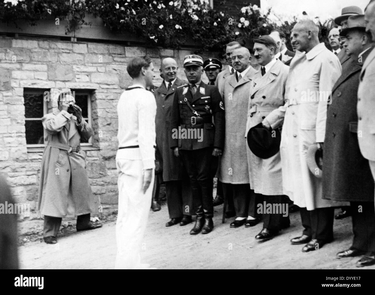 Adolf Hitler visita il villaggio olimpico, 1936 Foto Stock
