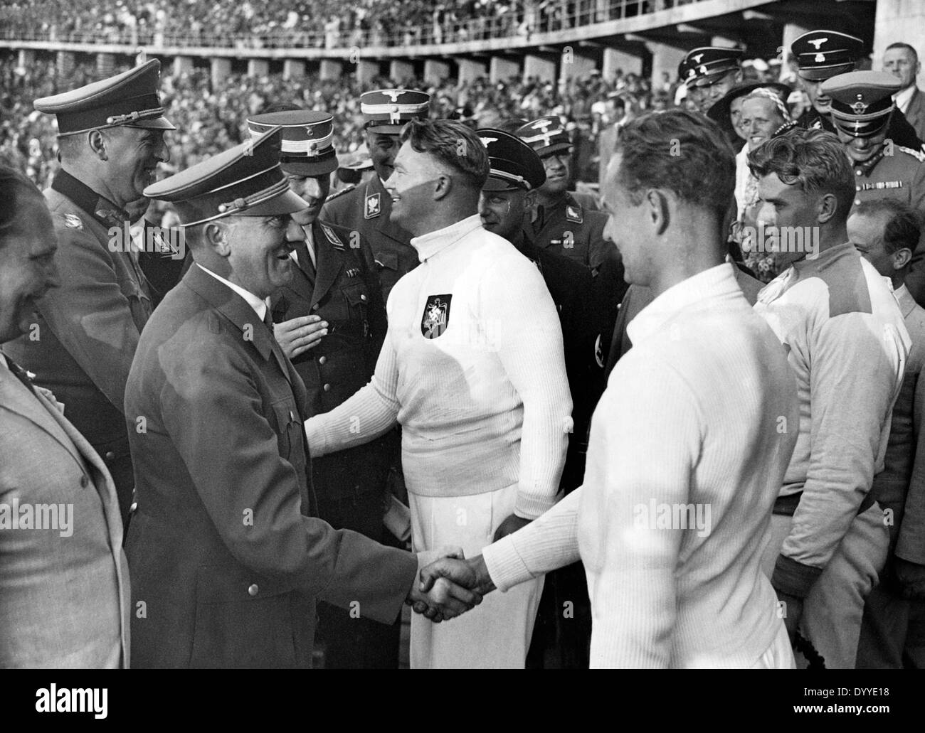 Adolf Hitler si congratula con il colpo messo vincitori, 1936 Foto Stock