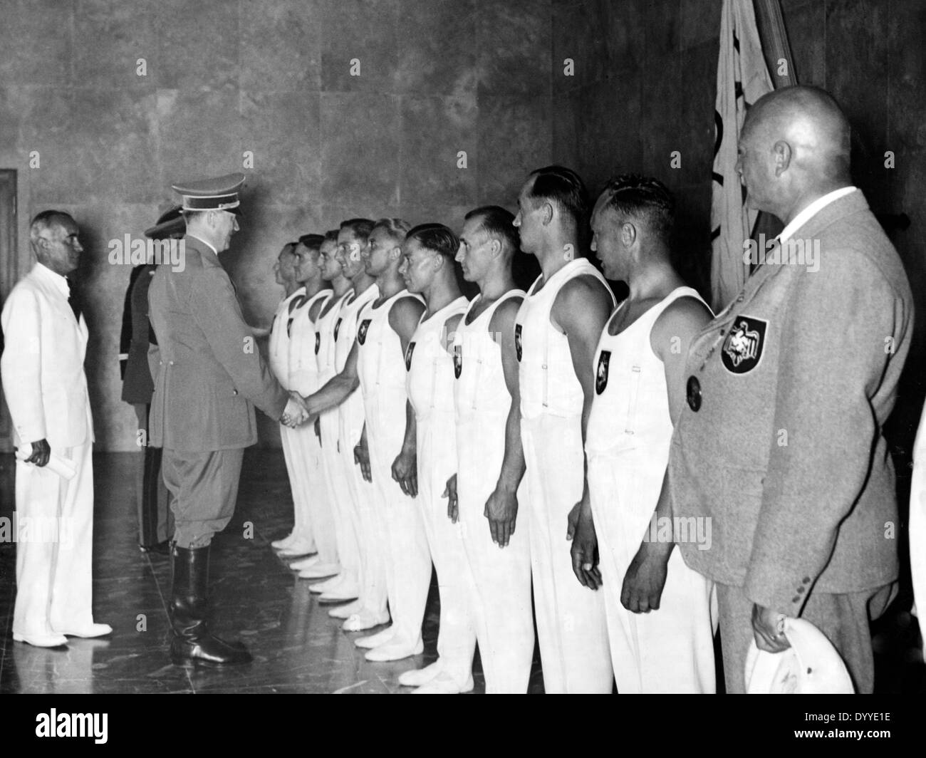 Adolf Hitler congratulats il tedesco ginnasti, 1936 Foto Stock