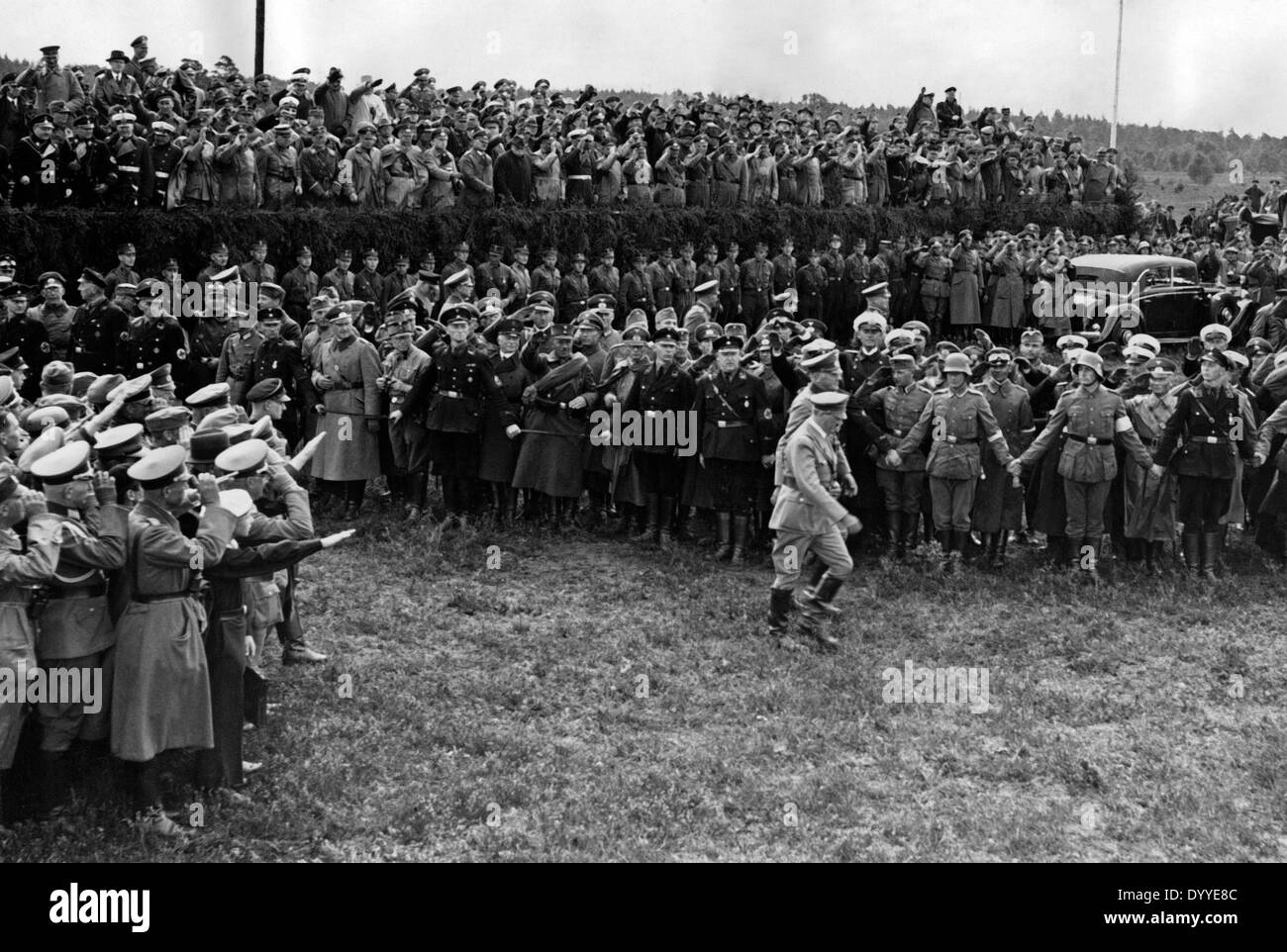 Adolf Hitler e Werner von Blomberg assistere ad una parata militare, 1935 Foto Stock