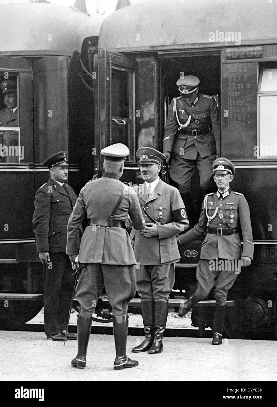 Adolf Hitler sulla via di una truppa di esercizio, 1938 Foto Stock