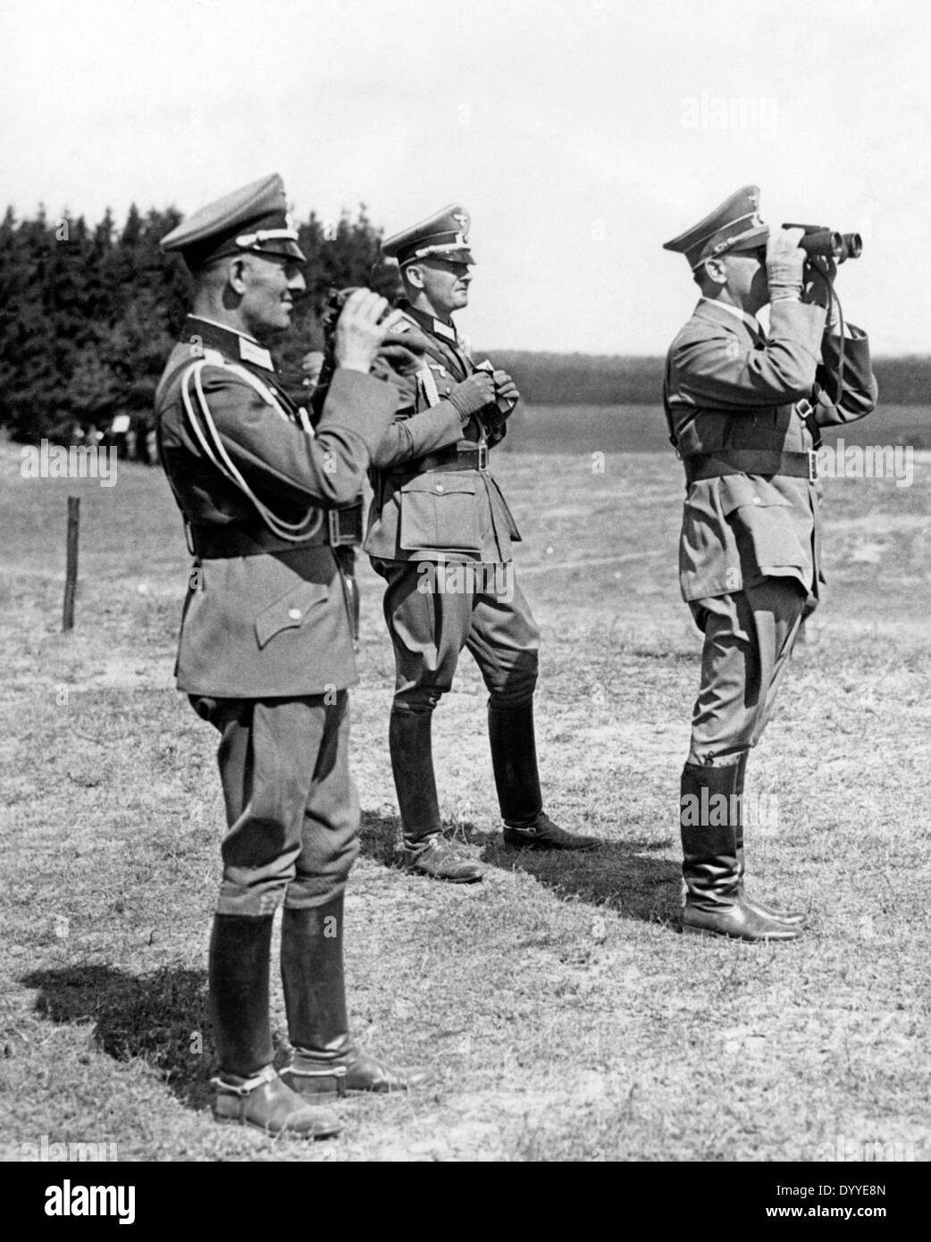 Adolf Hitler assiste una truppa di esercizio a carico, 1938 Foto Stock
