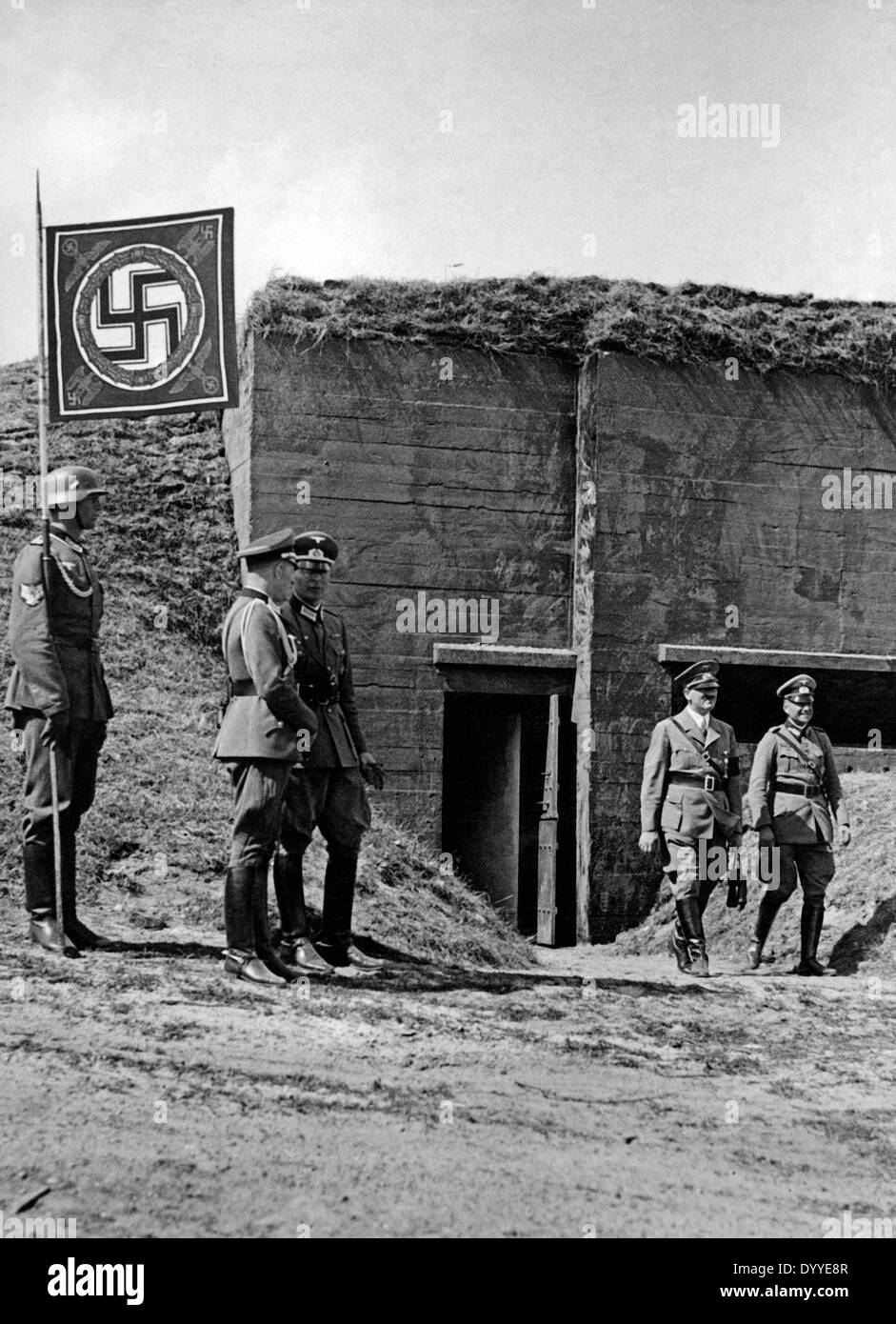 Adolf Hitler assiste una truppa di esercizio a carico, 1938 Foto Stock