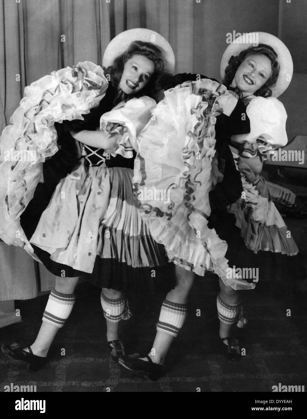 Hedi e Margot Hoepfner in premiere di "Wir morso zum Tanz' nel Teatro Lirico Tedesco a Berlino, 1943 Foto Stock
