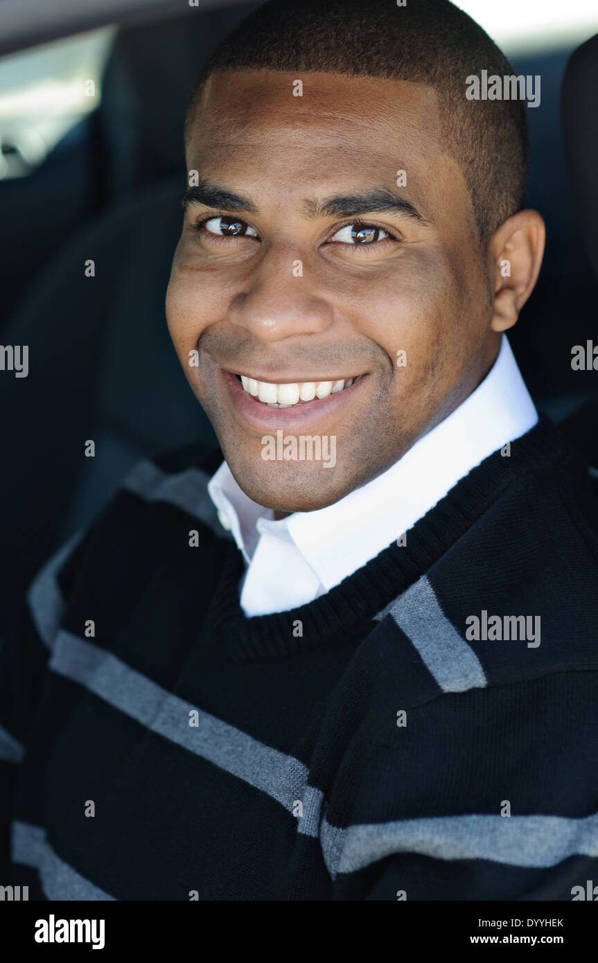 Un americano africano uomo, giovane uomo vestito con un maglione, sorridendo felice ritratto, headshot Foto Stock