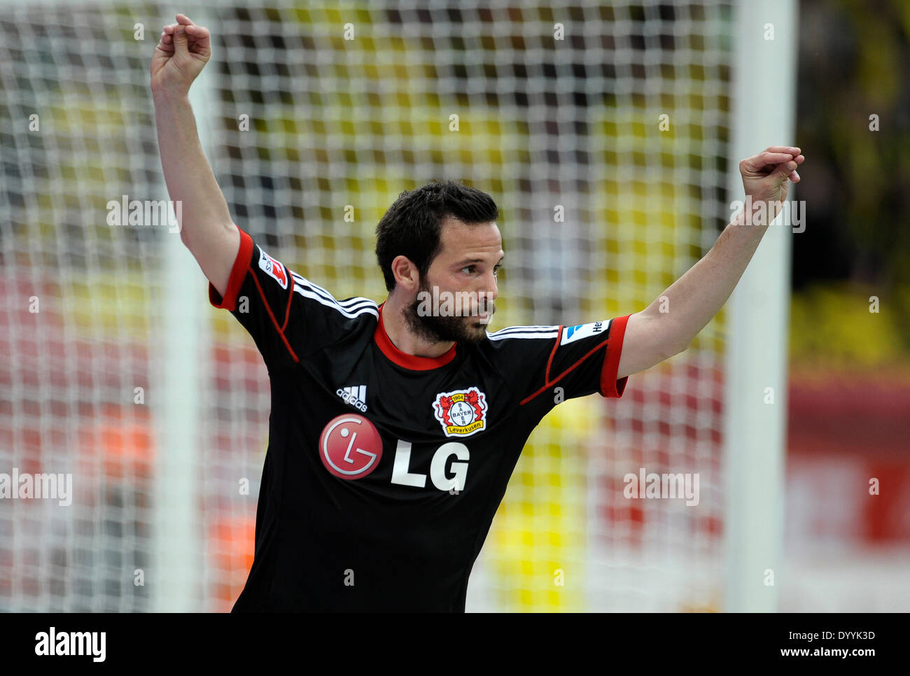 Leverkusen, Germania. 26 apr 2014. Il calcio Bundesliga, stagione 2013/14, giornata 32, Bayer 04 Leverkusen - Borussia Dortmund 2:2 --- Gonzalo Castro (Leverkusen) celebrateds il suo obiettivo Credito: kolvenbach/Alamy Live News Foto Stock