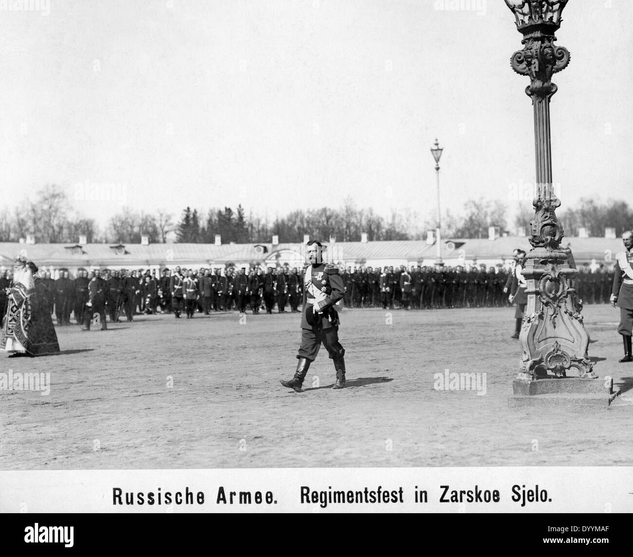 Lo zar Nicholas II. frequentando un reggimento di festa in Pushkin Foto Stock