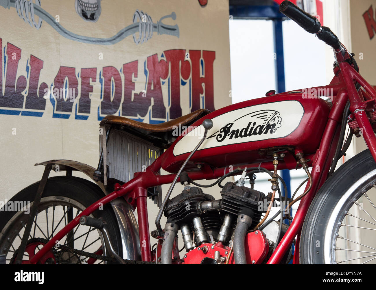 Vintage moto Indian. Classic American Motorcycle. Moto Usate sul muro della morte mostra Foto Stock