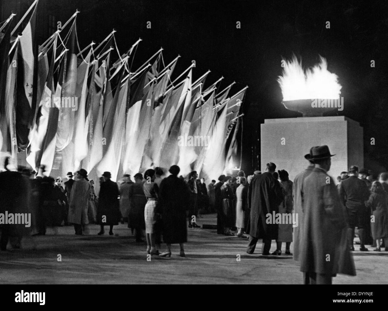 In occasione dei Giochi Olimpici di Berlino: Luci e bandiere Unter den Linden: 1936 Foto Stock