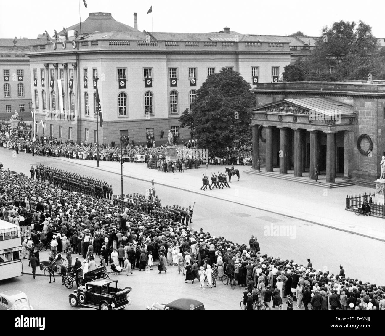In occasione dei Giochi Olimpici di Berlino: Marching della Wehrmacht Unter den Linden, 1936 Foto Stock
