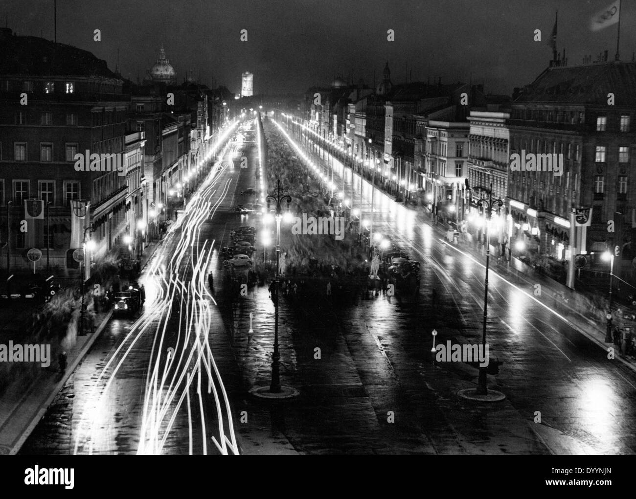 In occasione dei Giochi Olimpici di Berlino: Luci Unter den Linden visto dalla Porta di Brandeburgo, 1936 Foto Stock