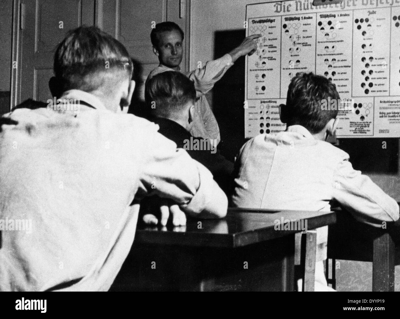 Un insegnante spiega agli studenti il "leggi di Norimberga", 1935 Foto Stock