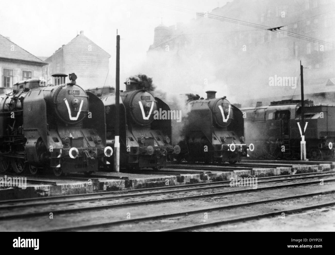 Locomotive decorate con una 'V' firmare Foto Stock