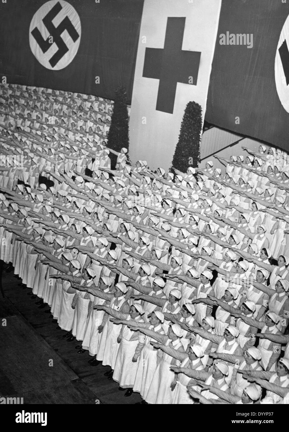 La Croce Rossa infermieri muster per assistenti femminili della Croce Rossa tedesca nella Sportpalast, 1936 Foto Stock