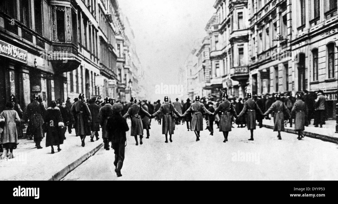 L'inflazione: la povertà, la miseria della popolazione, dimostrazione durante la fase di gonfiaggio a Berlino, 1923 Foto Stock