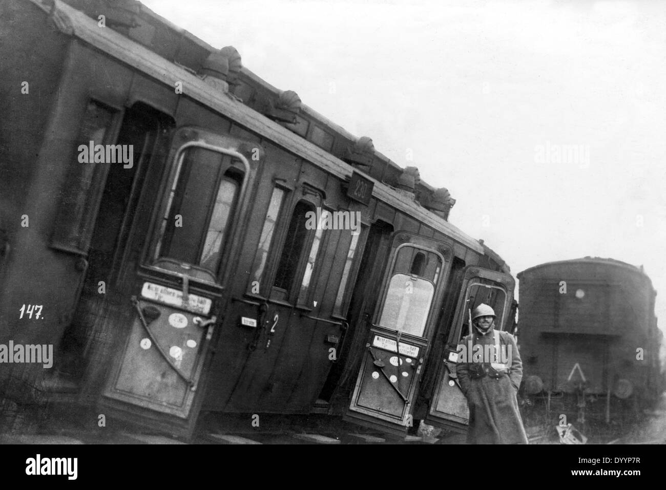 1923-1925: i francesi occupano la regione della Ruhr: treno e nave traffico, un soldato di guardia di un carro rovesciato Foto Stock