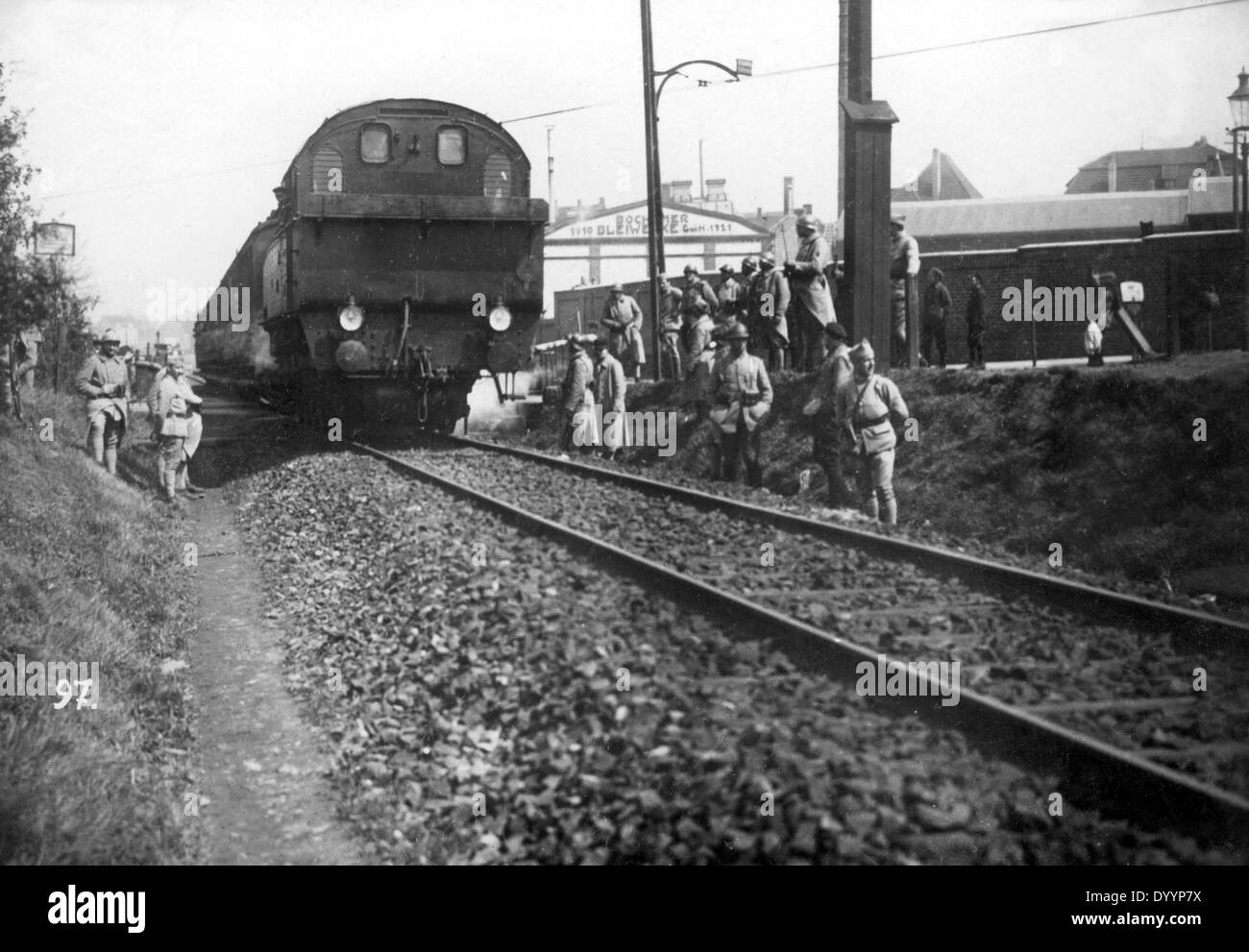 1923-1925: i francesi occupano la regione della Ruhr: treno e nave traffico, soldati francesi nel corso di una ispezione del treno Foto Stock