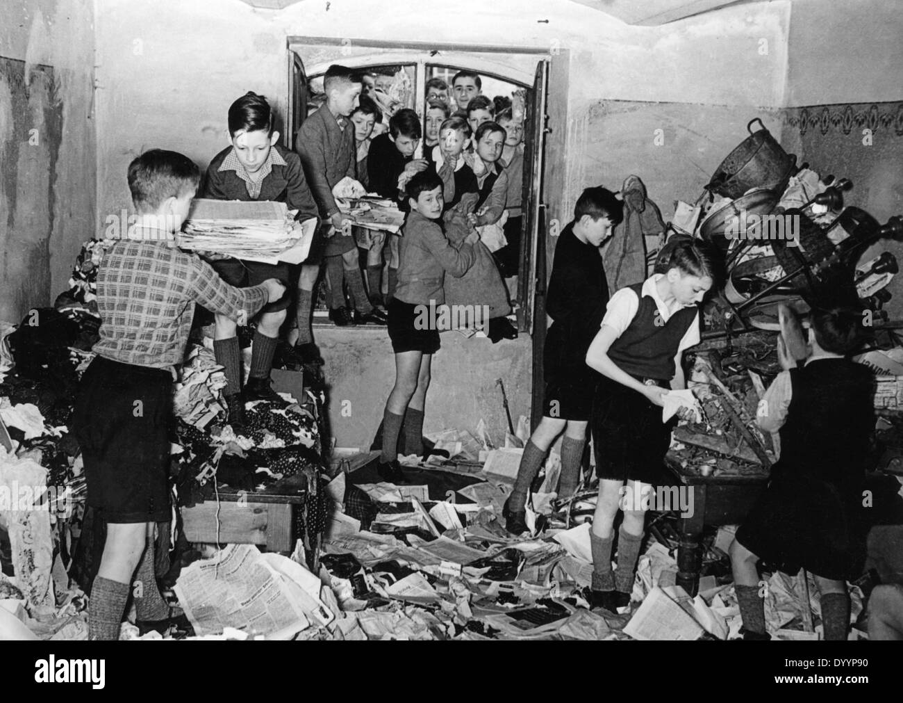 La raccolta di materiale grezzo durante la Seconda Guerra Mondiale, 1940 Foto Stock