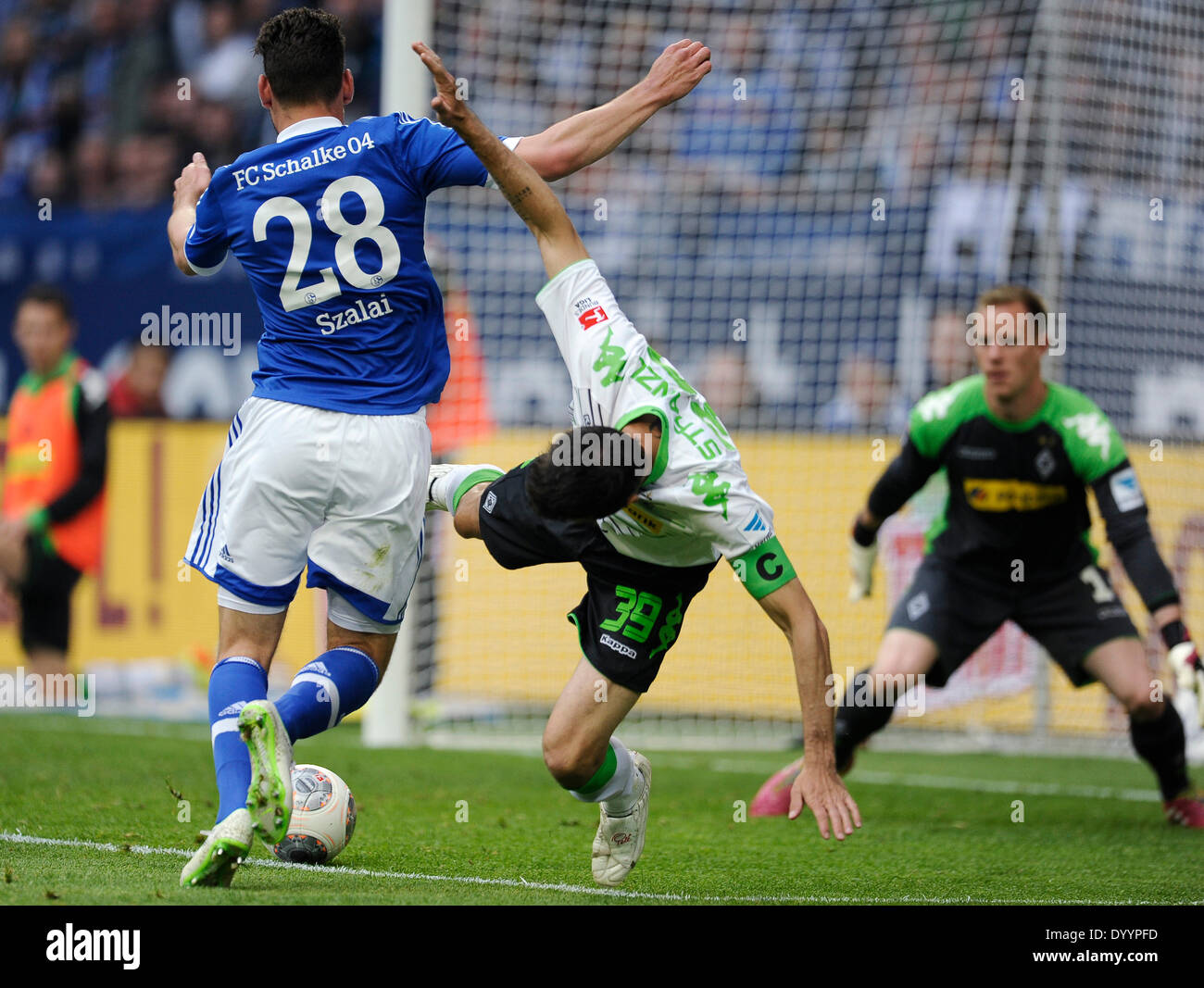 Gelsenkirchen, Germania. 27 aprile 2014. Veltins Arena Gelsenkirchen, Germania, 27.4,2014, 1. Calcio Bundesliga, stagione 2013/14, giorno 32, Schalke 04 - Borussia Mönchengladbach (Moenchengladbach) 0:1 -- Adam Szalai (S04) cerca di entrare nel box, Martin Stranzl (Gladbach) difende , il portiere Marc-Andre ter Stegen (Gladbach) anticipa Credit: kolvenbach/Alamy Live News Foto Stock