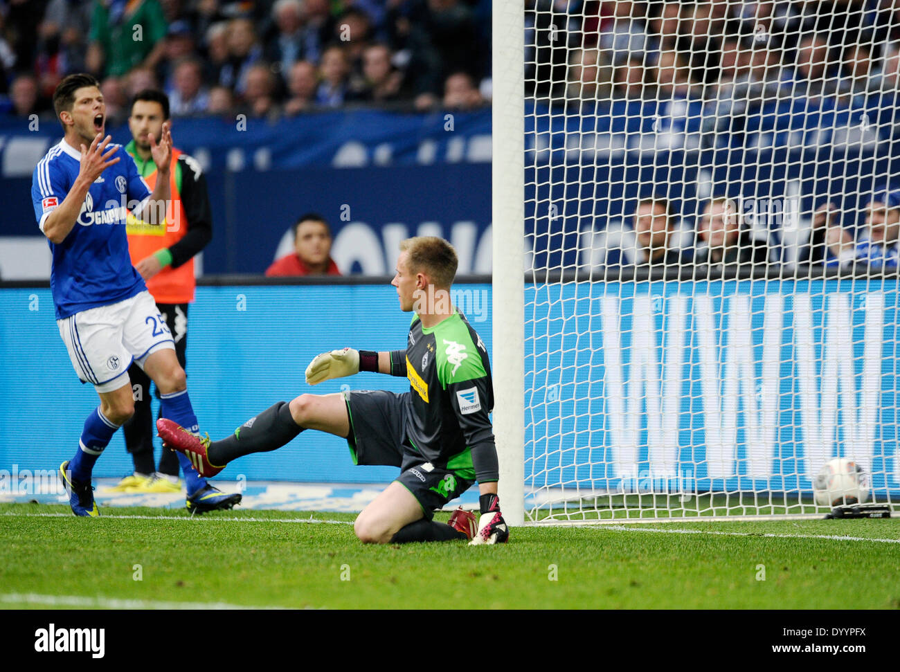 Veltins Arena Gelsenkirchen, Germania, 27.4,2014, 1. Calcio Bundesliga, stagione 2013/14, giorno 32, Schalke 04 - Borussia Mönchengladbach (Moenchengladbach) 0:1 --- Klaas-Jan Huntelaar (S04) è frustrato dopo un fallito tentativo di segnare contro il portiere dei Gladbachs Marc-Andre ter Stegen (Gladbach) credito: kolvenbach/Alamy Live News Foto Stock