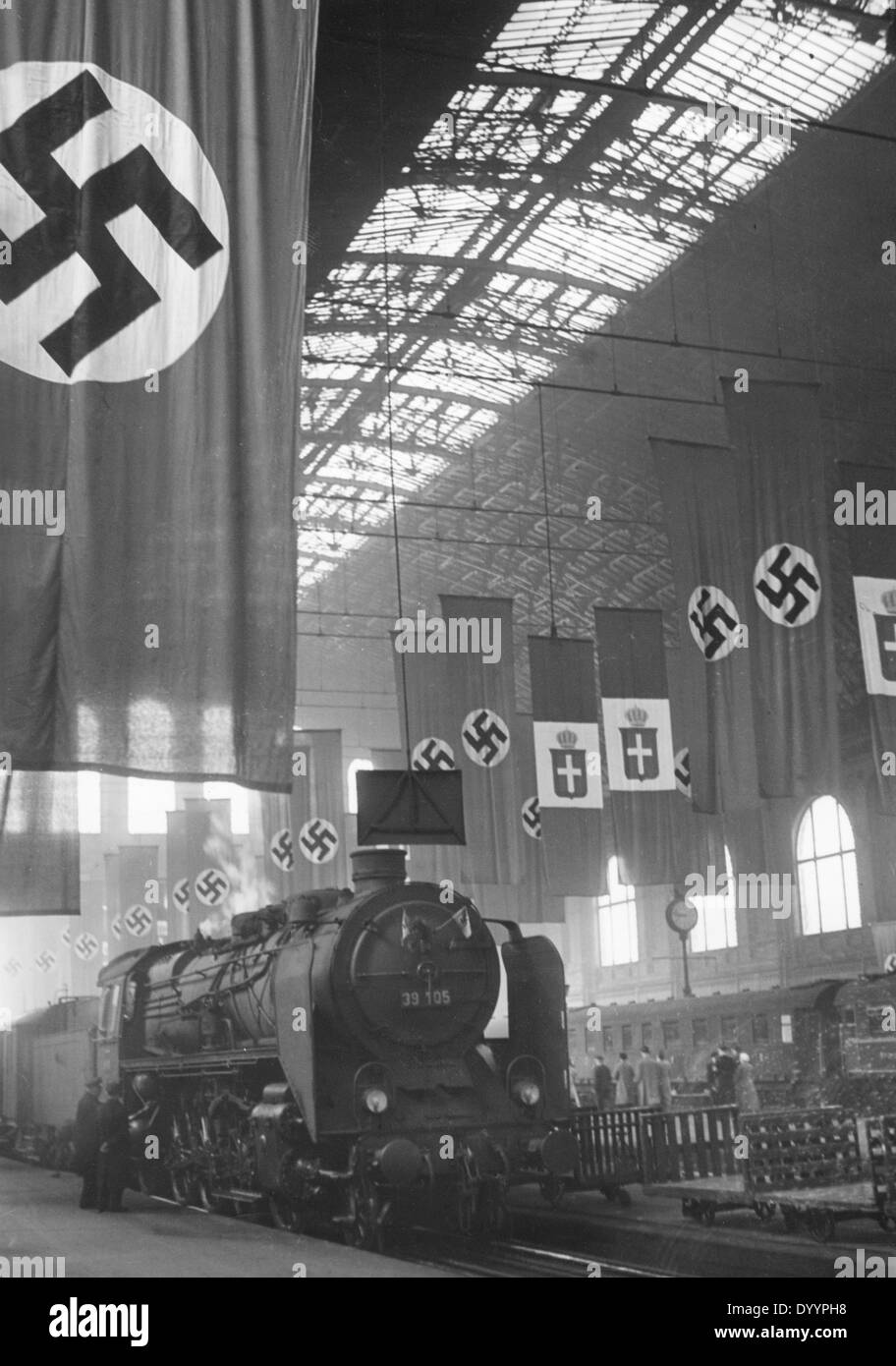 L'Anhalter Bahnhof di Berlino decorate con bandiere, 1938 Foto Stock