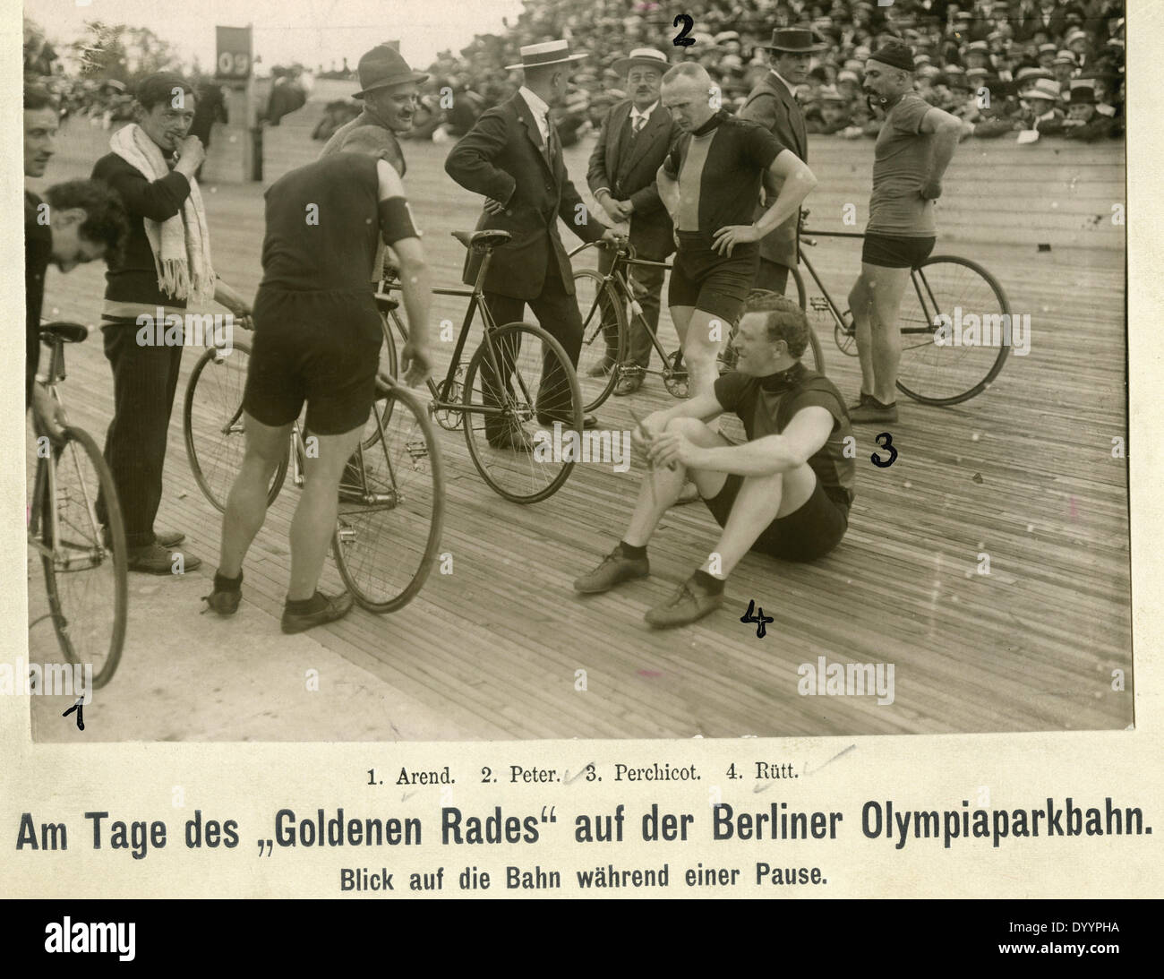 I ciclisti durante una pausa sulla pista olimpica, 1912 Foto Stock