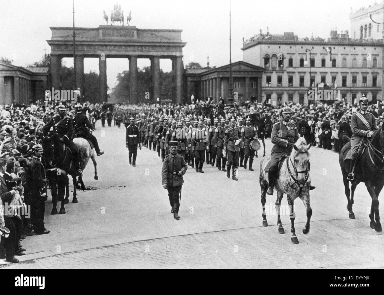 Soldati portando conquistarono l'artiglieria, la Porta di Brandeburgo, Berlino, 1914 Foto Stock