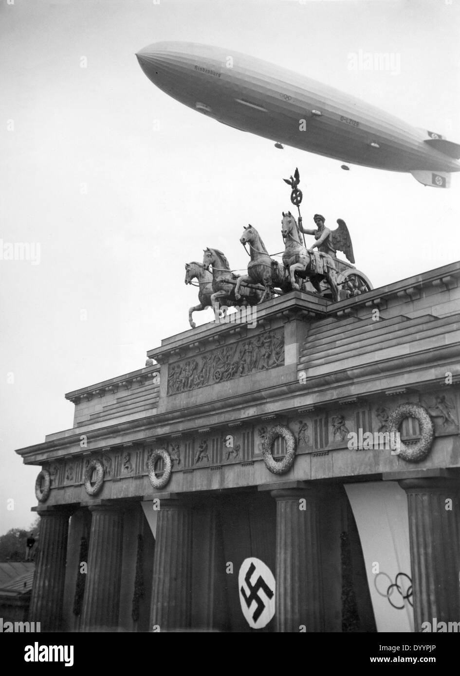 Zeppelin Hindenburg (LZ 129) e la Porta di Brandeburgo a Berlino durante le Olimpiadi 1936 Foto Stock