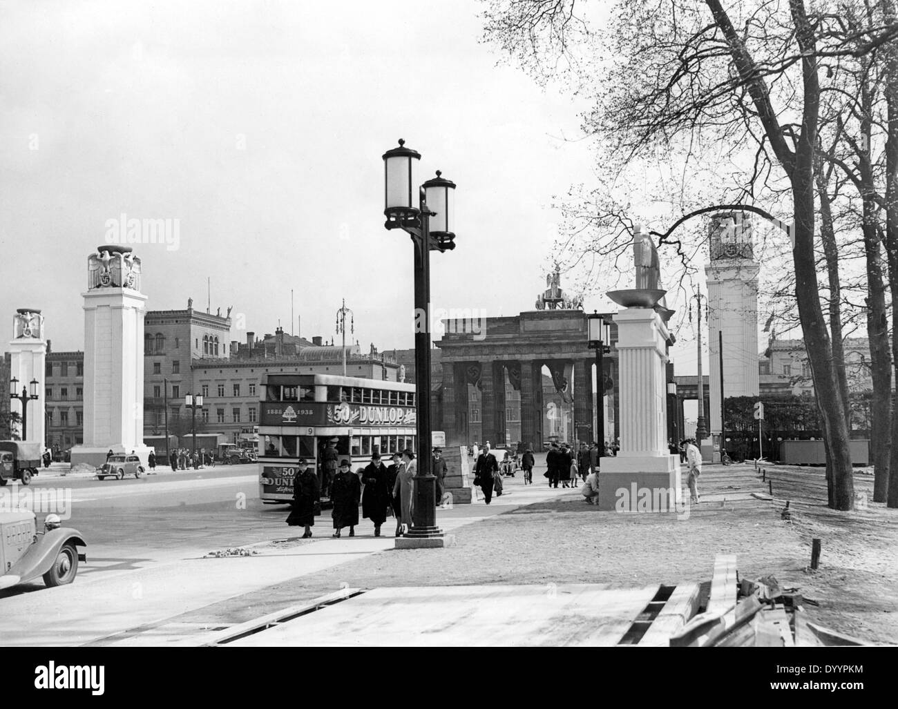 Gate Brandenurg decorate con bandiere con la svastica, Berlino, 1939 Foto Stock