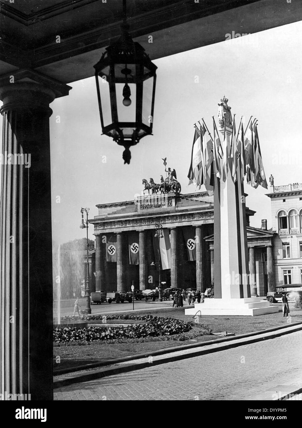 Gate Brandenurg decorate con bandiere con la svastica, Berlino, 1939 Foto Stock