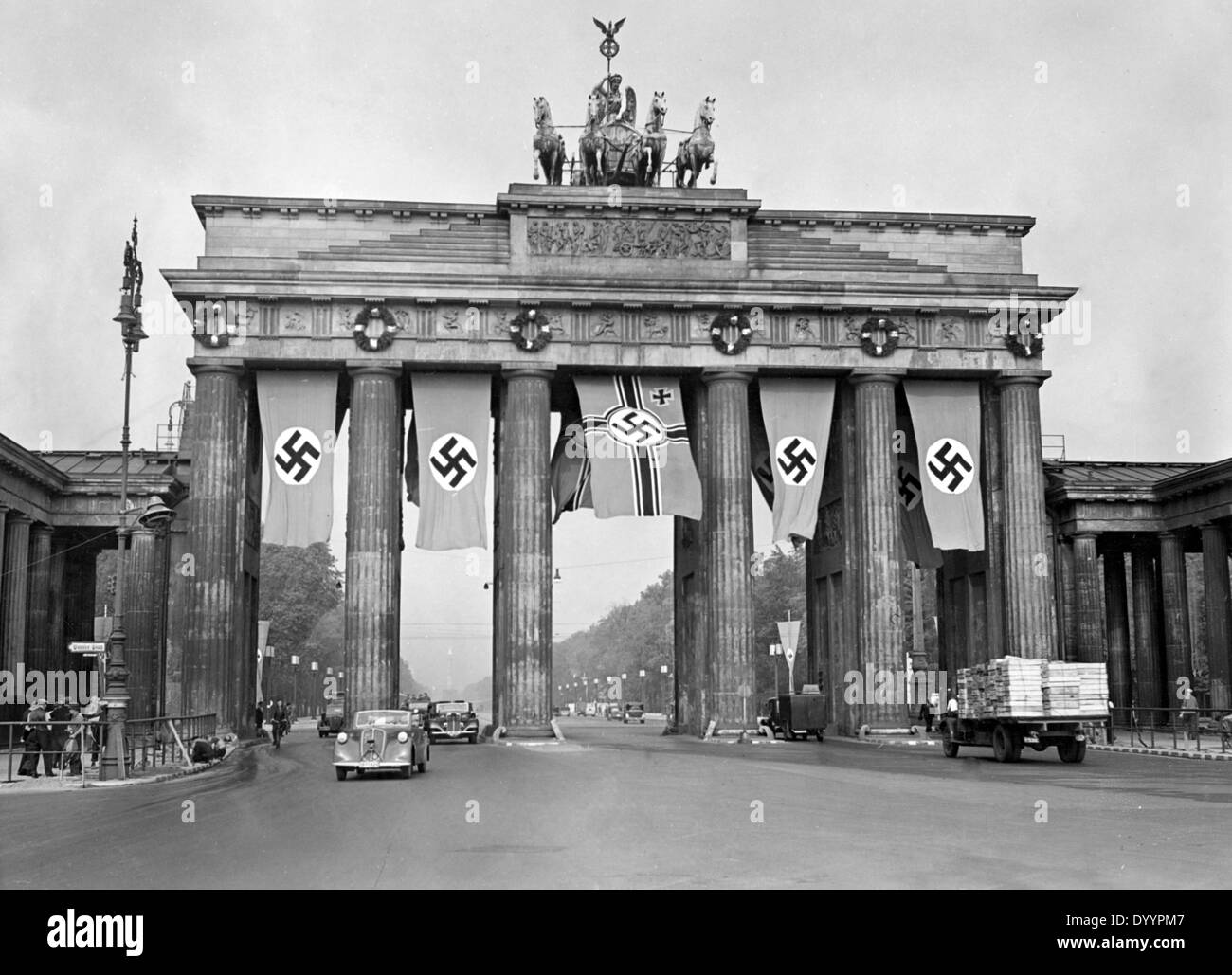 Gate Brandenurg decorate con bandiere con la svastica, Berlino, 1940