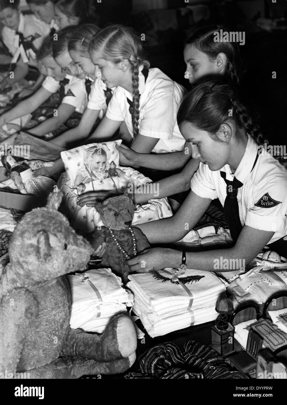 BDM incarto ragazze regali di Natale 1937 Foto Stock